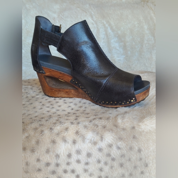 Chic Black Leather Wedge Sandals - Picture 3 of 7